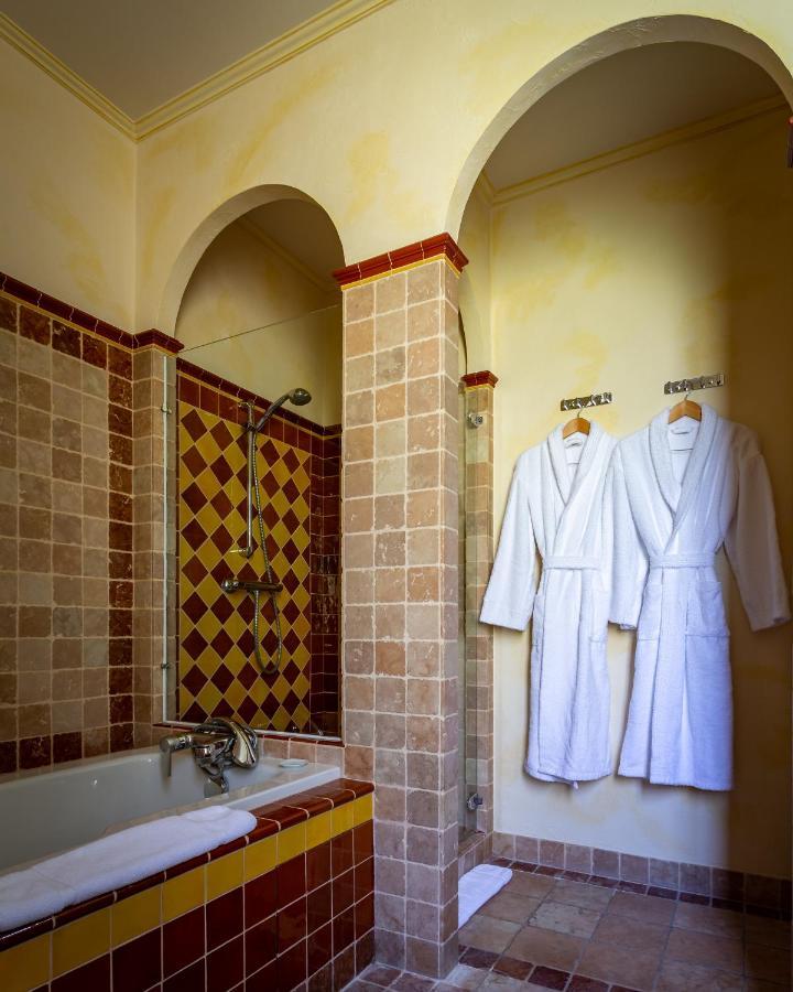 Hotel Restaurant Le Centenaire Les Eyzies Bagian luar foto