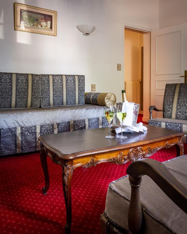 Hotel Restaurant Le Centenaire Les Eyzies Bagian luar foto