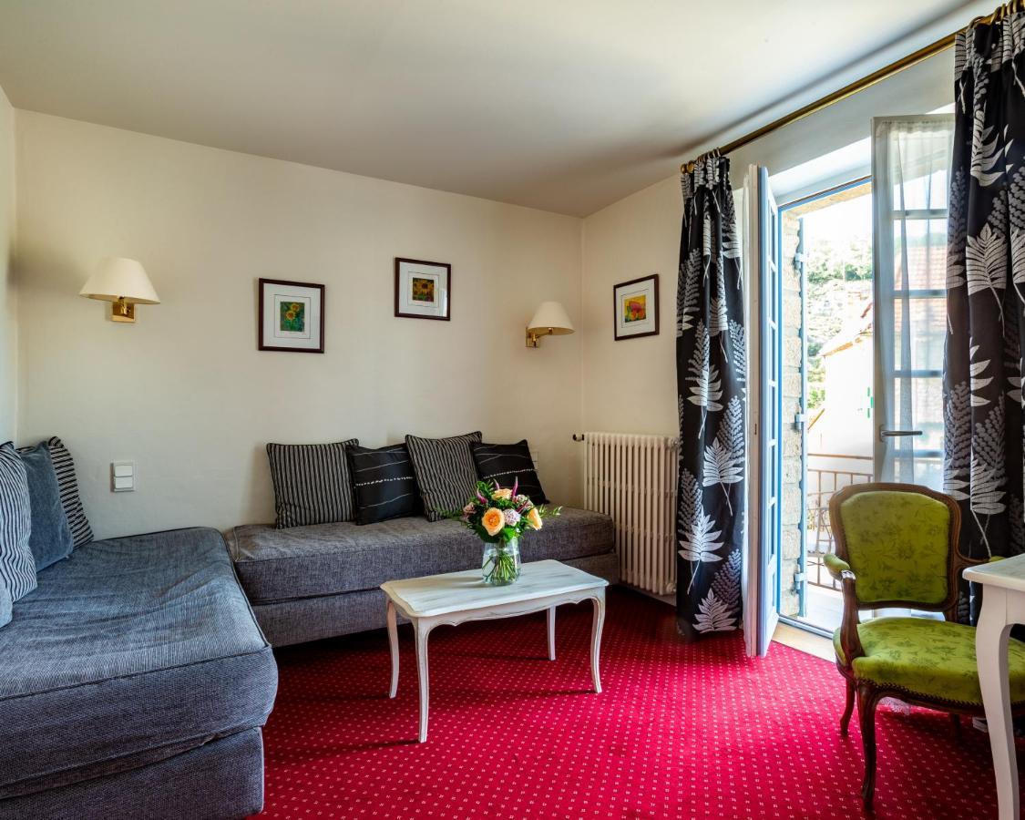 Hotel Restaurant Le Centenaire Les Eyzies Bagian luar foto
