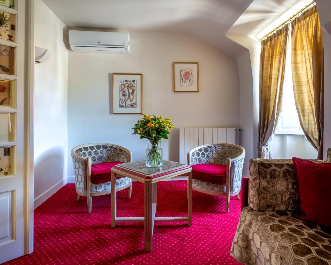 Hotel Restaurant Le Centenaire Les Eyzies Bagian luar foto