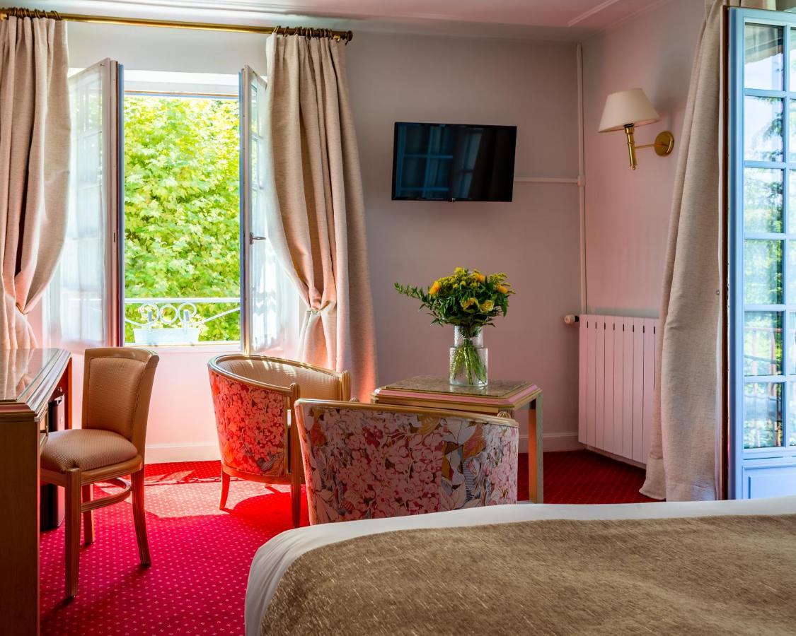 Hotel Restaurant Le Centenaire Les Eyzies Bagian luar foto