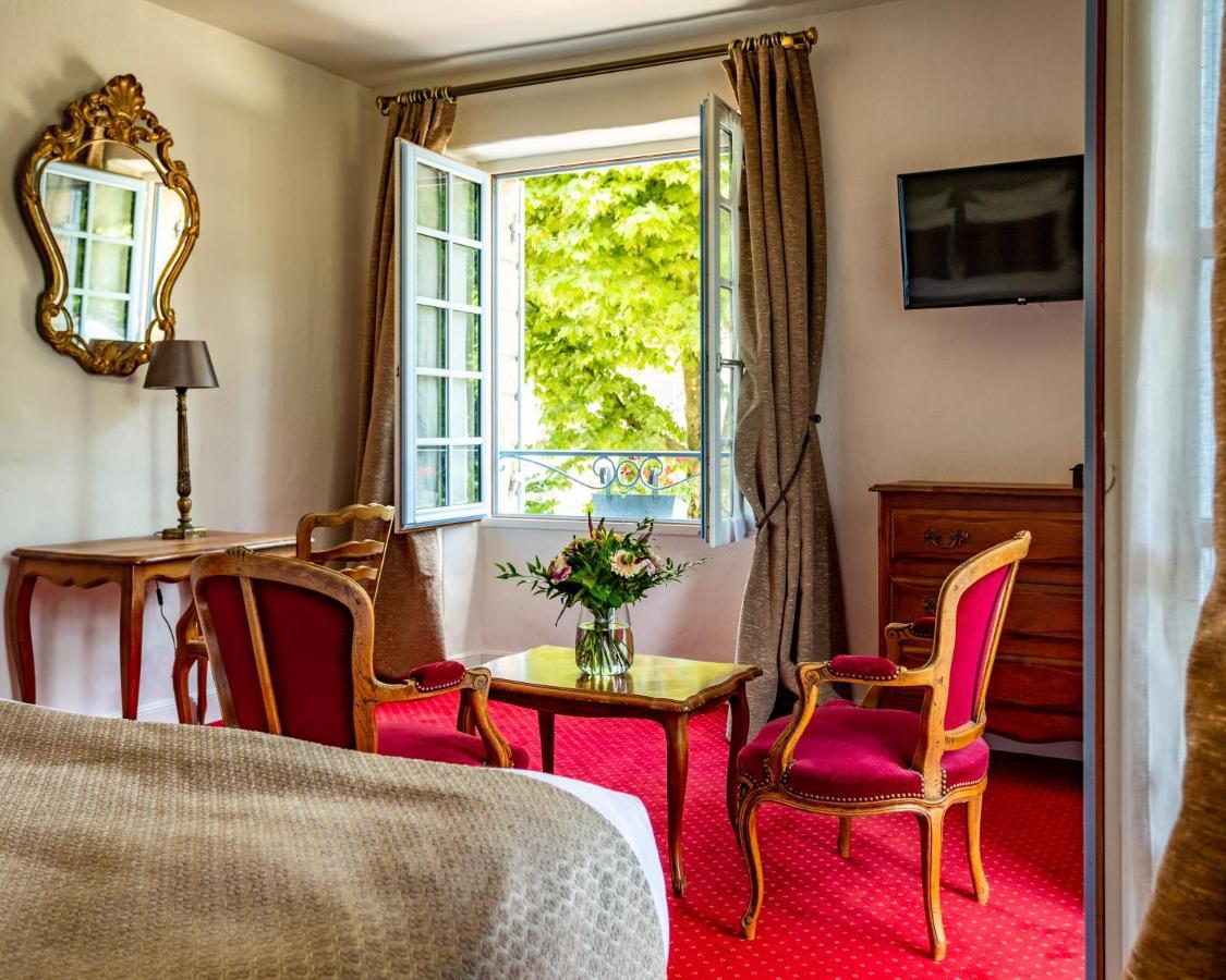Hotel Restaurant Le Centenaire Les Eyzies Bagian luar foto