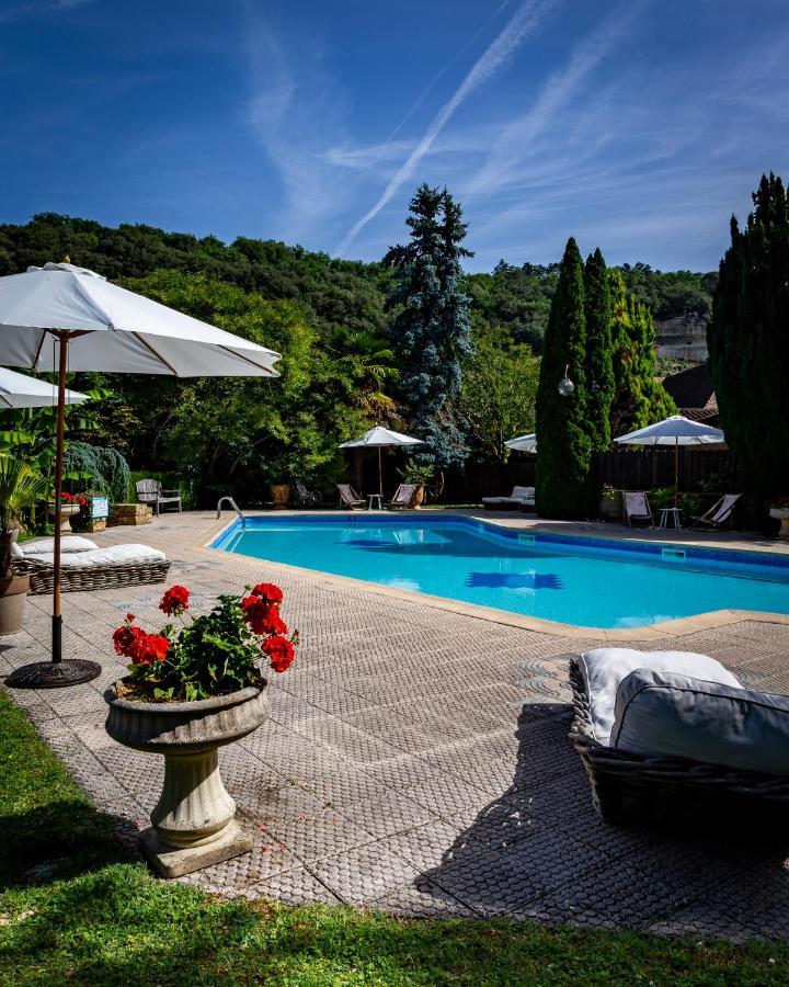 Hotel Restaurant Le Centenaire Les Eyzies Bagian luar foto