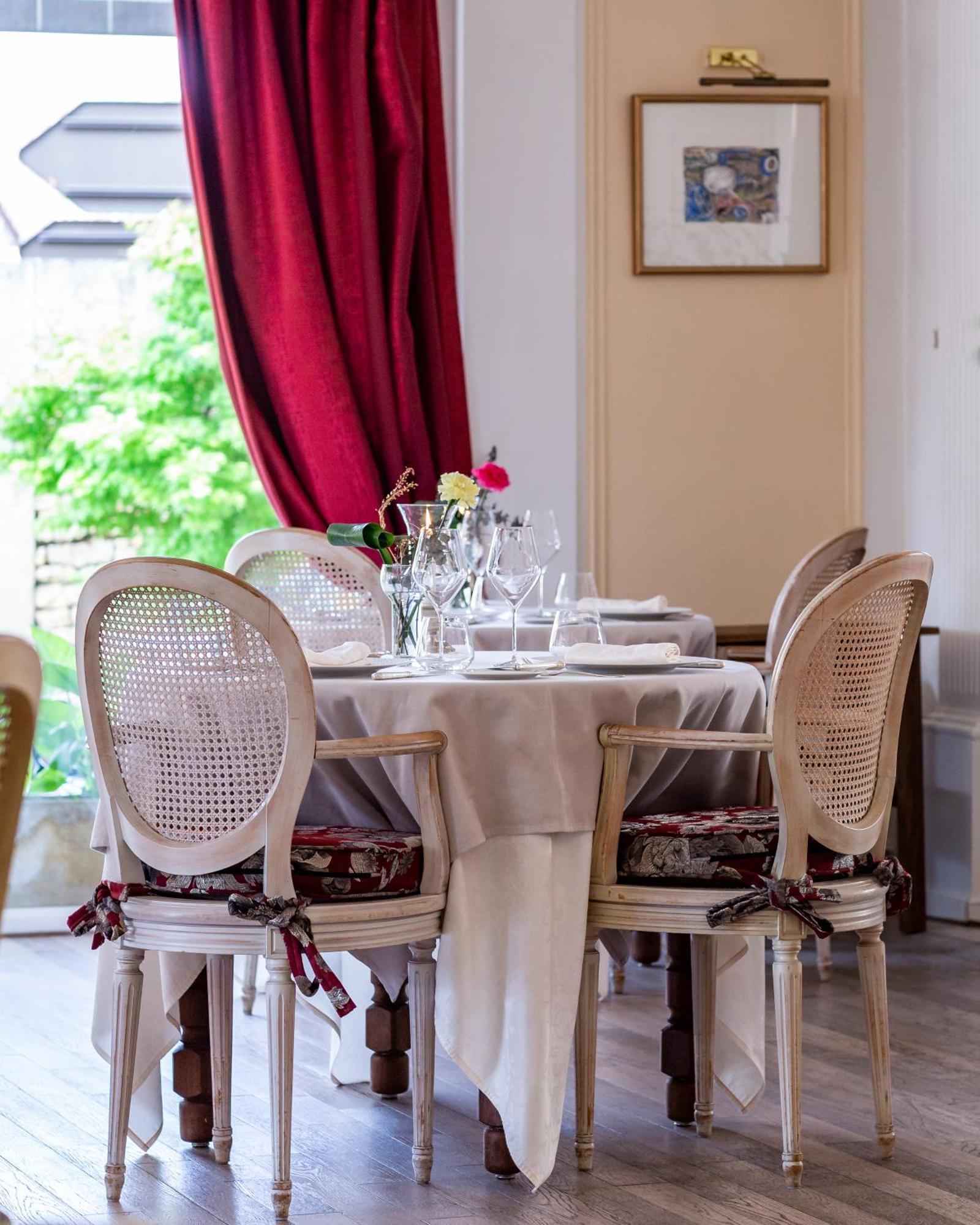 Hotel Restaurant Le Centenaire Les Eyzies Bagian luar foto