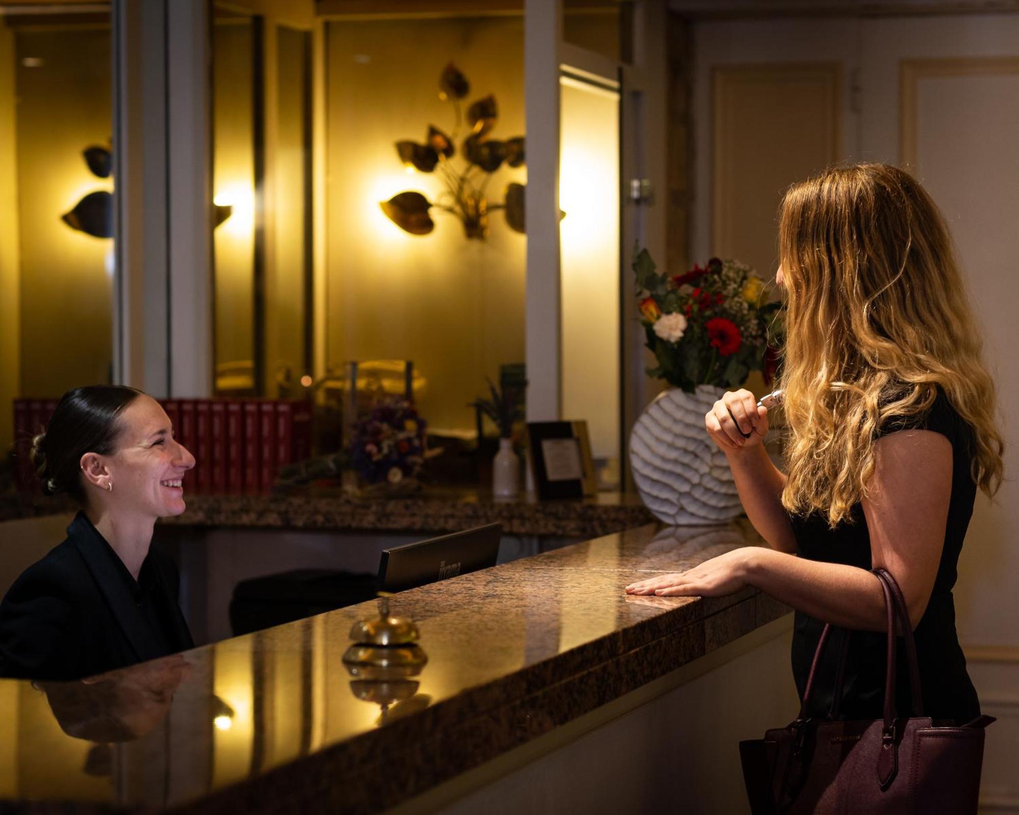 Hotel Restaurant Le Centenaire Les Eyzies Bagian luar foto